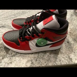 Jordan 1 Mid Chicago toe